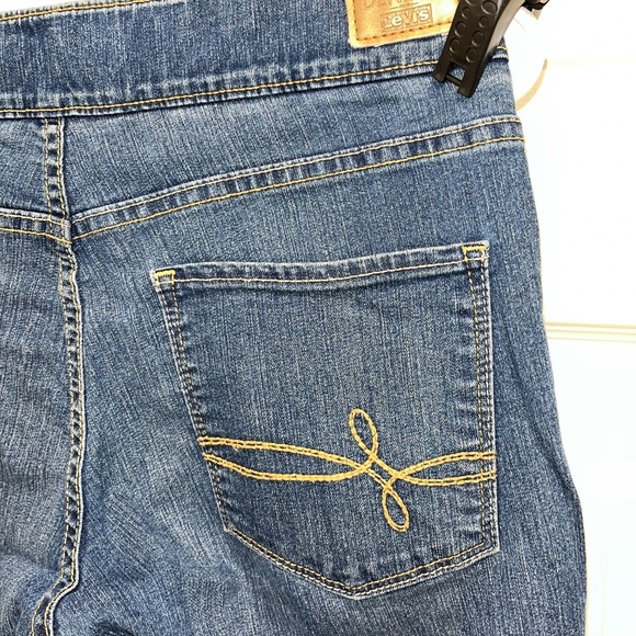 Levi's Women's Denizen (8) Pull-On Crop - Picture 12 of 16